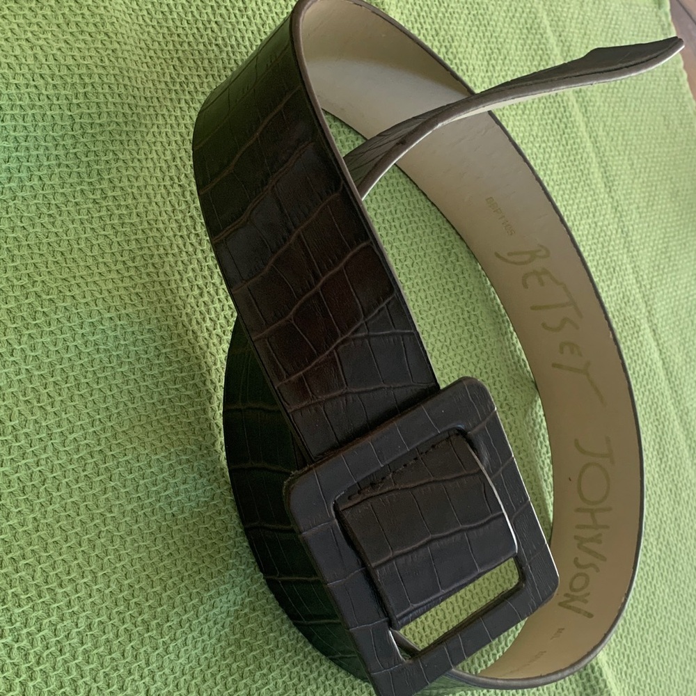 Betsey Johnson Brown Embossed 1-3/4” Belt.
Faux leather.  Leather 39-1/2” l. M/L